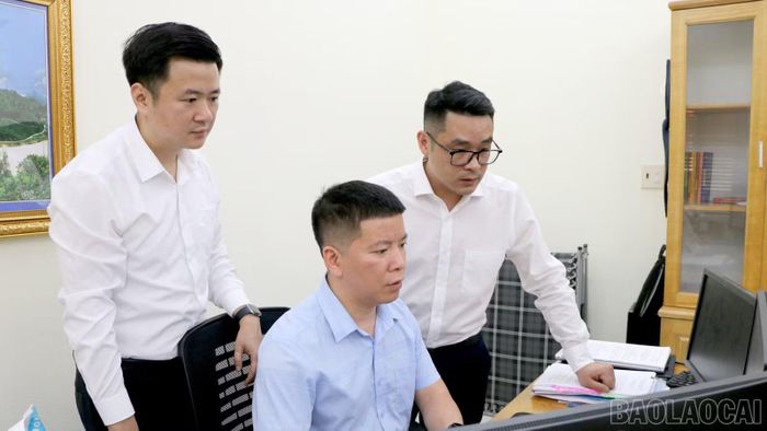 Lãnh đạo Văn phòng Đoàn ĐBQH và HĐND tỉnh cùng cán bộ chuyên môn rà soát, đối chiếu dữ liệu, nâng cao chất lượng tham mưu, phục vụ hoạt động của HĐND tỉnh.