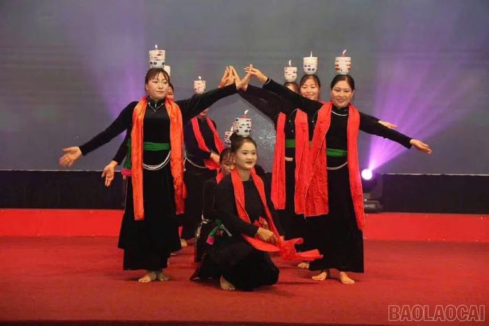 Trong các dịp lễ hội, ngày hội văn hóa và các sự kiện của địa phương, múa bát trở thành tiết mục được mong đợi, đưa nét đẹp văn hóa Tày đến gần hơn với người dân và du khách. Mỗi lần trình diễn không chỉ là dịp để phô diễn tài năng, mà còn là cơ hội để cộng đồng cùng nhớ về cội nguồn, tự hào về bản sắc dân tộc mình.