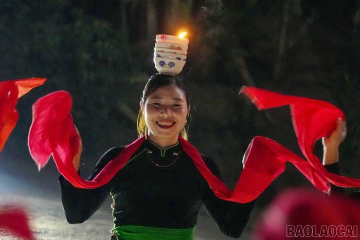 Từ những chiếc bát nhỏ mộc mạc đến ngọn nến lung linh trên đỉnh chồng bát, múa bát của người Tày ở Văn Bàn kết tinh sự khéo léo, óc sáng tạo và những ước vọng bình dị của bao thế hệ. Bằng tình yêu văn hóa truyền thống và sự tiếp nối của các thế hệ hôm nay, điệu múa vẫn dịu dàng giữa đời sống mới, góp phần gìn giữ và lan tỏa bản sắc văn hóa dân tộc Tày trên quê hương Lào Cai.