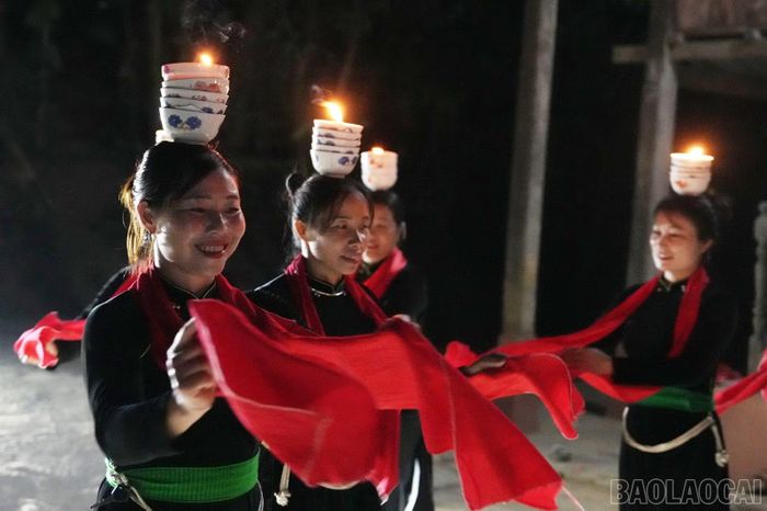 Thử thách lớn nhất của điệu múa là khi chồng bát được đặt trên đầu, phía trên là ngọn nến vẫn cháy sáng. Người múa vừa uyển chuyển di chuyển, vừa giữ cho chồng bát vững vàng, ngọn lửa không tắt. Sự khéo léo, tập trung và khả năng giữ thăng bằng đã tạo nên nét độc đáo, cuốn hút của múa bát người Tày Văn Bàn.