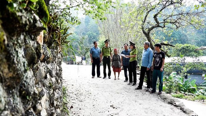 Cán bộ Hạt kiểm lâm Nghĩa Lộ xuống từng thôn, bản tuyên truyền, vận động người dân về những quy định bảo vệ động vật hoang dã.