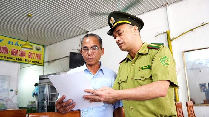Lực lượng chức năng tuyên truyền tại các nhà hàng, quán ăn.