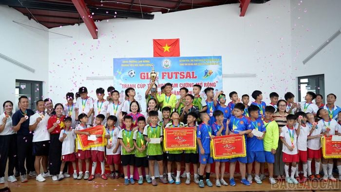 Ban tổ chức trao giải cho các đội xuất sắc ở nội dung nam.