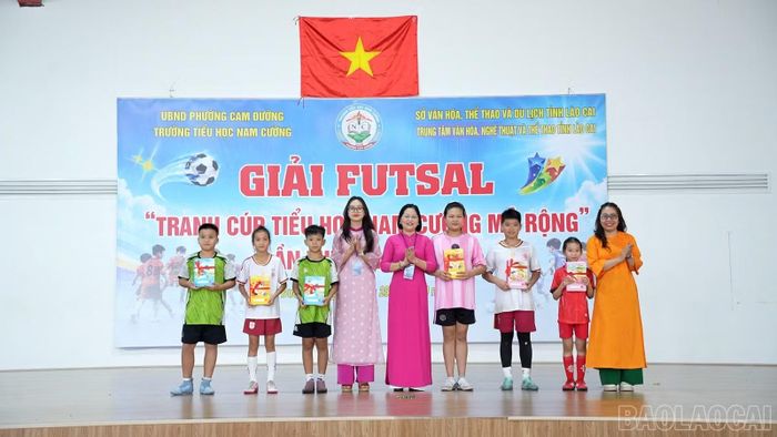 Ban tổ chức trao các giải chuyên đề cho các cá nhân xuất sắc tại giải.