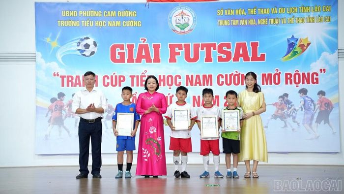 Ban tổ chức trao giải triển vọng cho các đội.