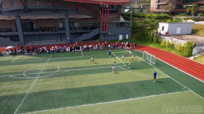 Trận chung kết nội dung Futsal nam diễn ra kịch tính, hấp dẫn với tỉ số 2 - 1 nghiêng về đội Tiểu học Nam Cường 1.