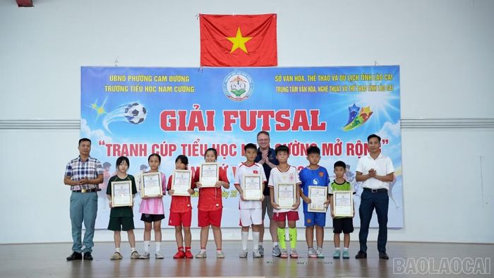 Ban tổ chức trao giải khuyến khích cho các đội tham gia giải.