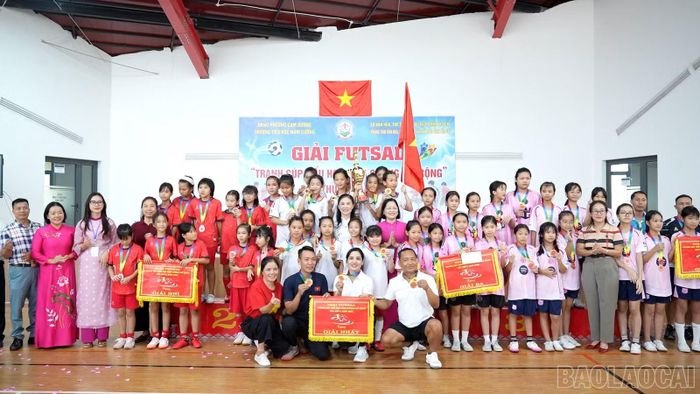Đội Tiểu học Lê Ngọc Hân giành huy chương Vàng nội dung nữ.