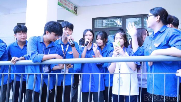Học sinh giao lưu âm nhạc sau những tiết học căng thẳng.