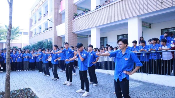 Các hoạt động được bố trí luân phiên trong 15 phút ra chơi mỗi ngày.