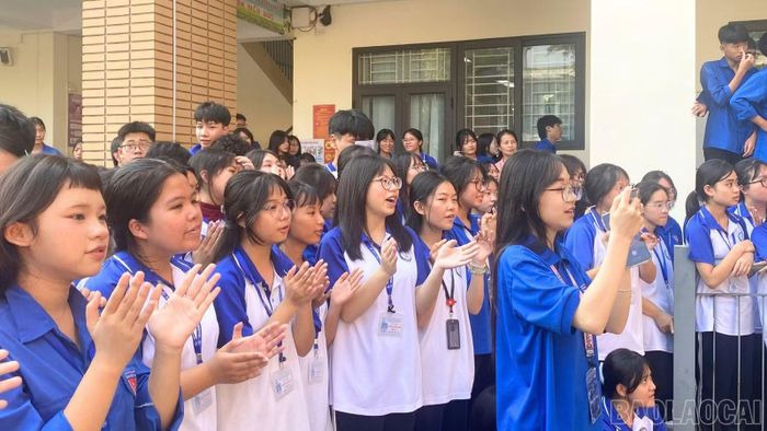 Học sinh hào hứng tham gia cổ vũ.