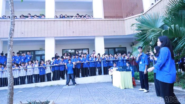 Không khí sôi nổi trong giờ ra chơi sẽ giúp các em thư giãn sau những tiết học, sẵn sàng bước vào giờ học tiếp theo với tâm thế thoải mái.