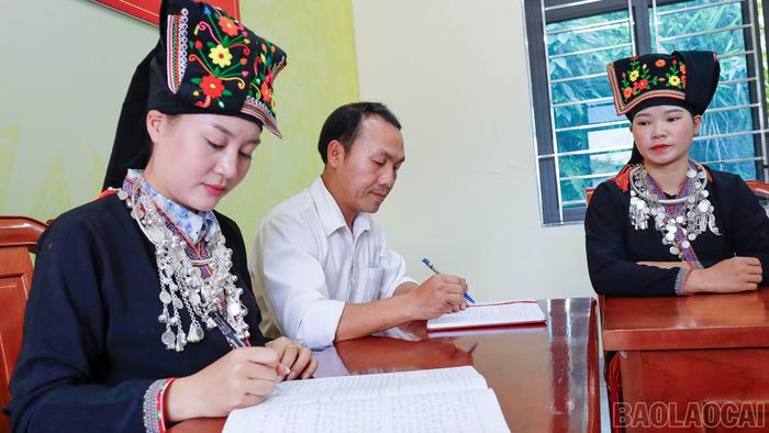 Những ý kiến, tâm tư và nguyện vọng của người dân được Lý Hương ghi chép tỉ mỉ, làm cơ sở phản ánh tiếng nói từ bản làng đến nghị trường. Theo chị, chính sách chỉ thực sự phát huy hiệu quả khi đáp ứng được những vấn đề người dân đang gặp phải. Vì vậy, việc lắng nghe, ghi nhận đầy đủ kiến nghị từ cơ sở luôn là một phần quan trọng trong quá trình thực hiện trách nhiệm của người đại biểu Quốc hội.