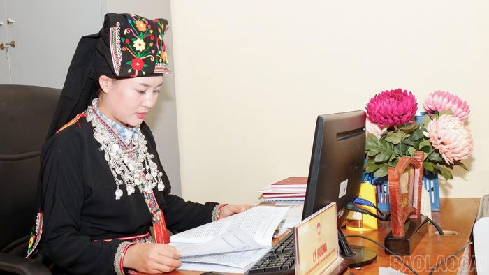 Bên cạnh công việc tại địa phương, Lý Hương dành thời gian nghiên cứu tài liệu, tìm hiểu các quy định pháp luật để nâng cao kiến thức, tích lũy thêm cơ sở lý luận và thực tiễn. Việc chủ động học hỏi giúp chị có thêm điều kiện nghiên cứu, tham gia góp ý xây dựng chính sách phù hợp với đời sống người dân, nhất là đồng bào dân tộc thiểu số ở vùng cao.