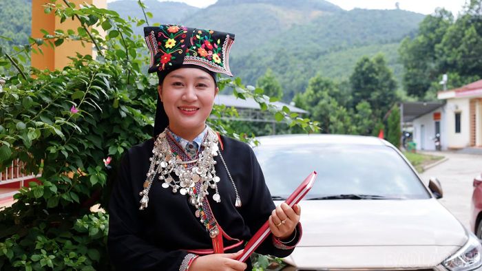 Từ thực tiễn đời sống của đồng bào vùng cao, Lý Hương mong muốn có thêm những chính sách thiết thực, giúp người dân có việc làm ổn định, cải thiện thu nhập và phát triển kinh tế ngay tại quê hương. Là người con của dân tộc Dao đỏ, chị luôn trân trọng giá trị văn hóa truyền thống, từ trang phục đến nếp sống cộng đồng. Những giá trị ấy gắn bó với chị trong hành trình trưởng thành và thực hiện trách nhiệm với quê hương.