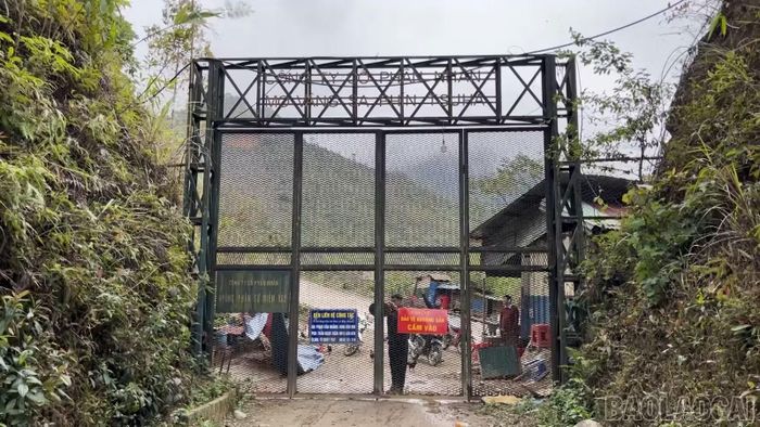 UBND xã Minh Lương tiếp tục duy trì các chốt chặn ở cửa rừng nhằm ngăn chặn tình trạng mót quặng trái phép.