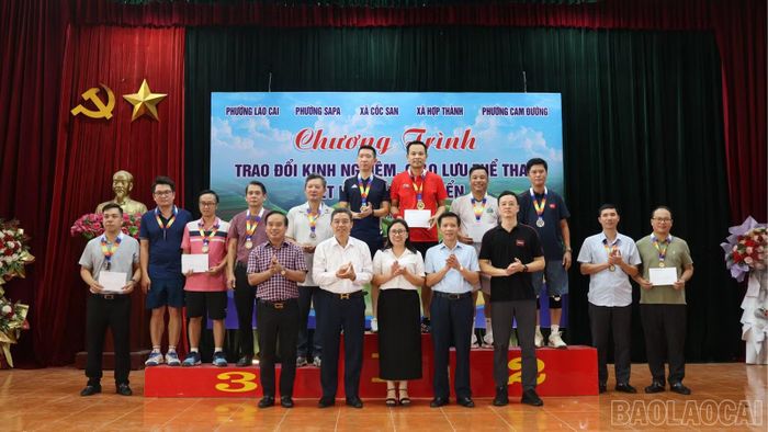 Ban tổ chức trao giải cho các đội có thành tích cao.