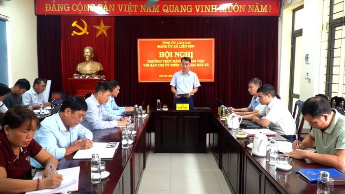 Thường trực Đảng ủy xã Liên Sơn làm việc với ban chi ủy các thôn trên địa bàn xã sau khi hoàn thành việc kiện toàn trưởng thôn.