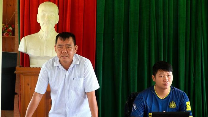 Cán bộ, đảng viên thôn Ao Luông họp bàn giải pháp vận động người dân hiến đất mở đường giao thông nông thôn.