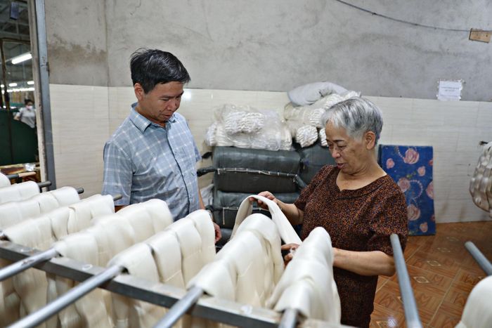 Những làng nghề thủ công ngoài miền Bắc, những người con Hà Nội khi vào mảnh đất Lâm Hà gìn giữ và phát huy, tạo ra các sản phẩm tơ lụa xuất khẩu đi các nước