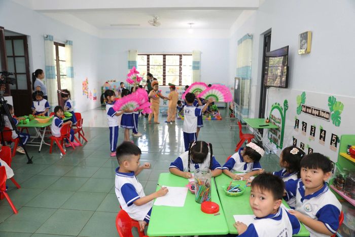 Các em học sinh Trường Mầm non Thăng Long được học tập trong điều kiện bảo đảm về cơ sở vật chất và trang thiết bị phục vụ