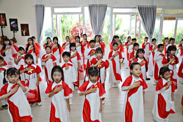 Cô và trò Trung tâm âm nhạc Nhật Linh đang nỗ lực tập luyện cho các tiết mục tham gia chương trình Lễ kỷ niệm 50 năm Vùng kinh tế mới Hà Nội tại Lâm Đồng