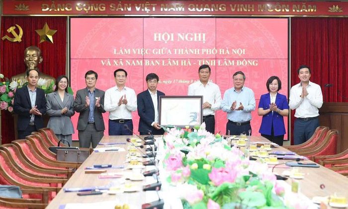 Lãnh đạo 2 địa phương Lâm Đồng - TP Hà Nội tặng quà lưu niệm, thắt chặt tình đoàn kết, mở rộng dư địa hợp tác, phát triển tại hội nghị làm việc giữa TP Hà Nội và xã Nam Ban Lâm Hà được tổ chức vào tháng 9/2026