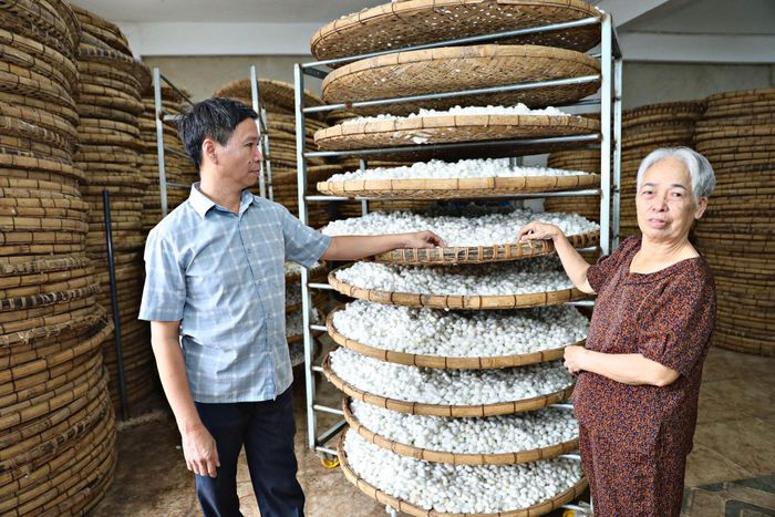 Những nong tằm, kén trắng và sợi tơ óng ả được những người Hà Nội mang theo nghề khi đến lập nghiệp trên vùng đất Nam Ban Lâm Hà