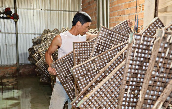 Nghề trồng dâu nuôi tằm, ươm tơ, dệt lụa cũng là một dấu ấn đặc biệt của những người Hà Nội trên vùng đất mới Lâm Hà 