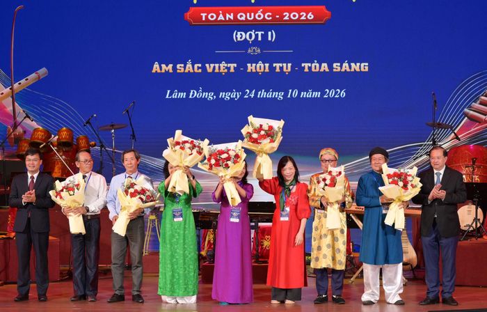 Ban Tổ chức cuộc thi tặng hoa cho Hội đồng Giám khảo