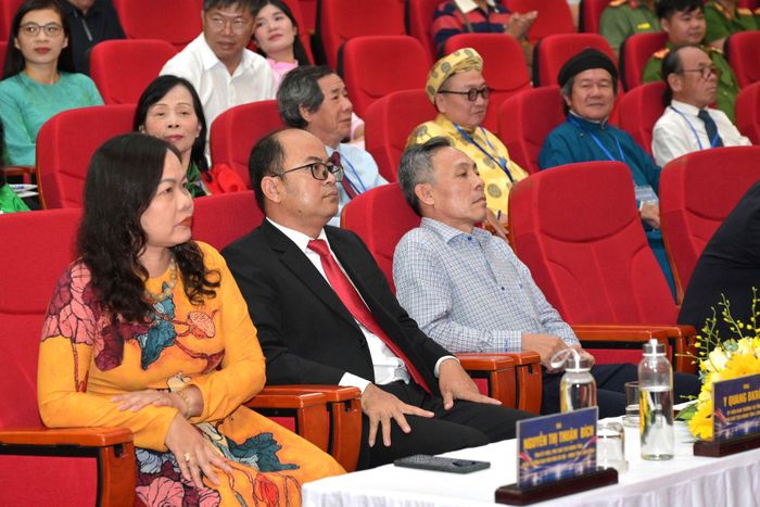 Các đồng chí: Y Quang BKrông, Ủy viên Ban Thường vụ Tỉnh ủy, Phó Chủ tịch HĐND tỉnh (ngồi giữa); Nguyễn Văn Tám, Ủy viên Ban Thường vụ Tỉnh ủy, Trưởng ban Nội chính Tỉnh ủy (bên phải); Nguyễn Thị Thuận Bích, Tỉnh ủy viên, Phó Chủ tịch HĐND tỉnh (bên trái) tham dự khai mạc