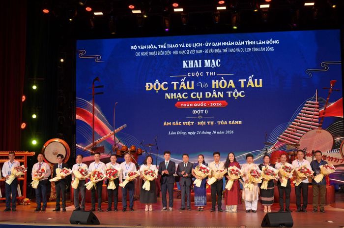 Ban Tổ chức tặng hoa cho 16 đơn vị nghệ thuật tham gia cuộc thi