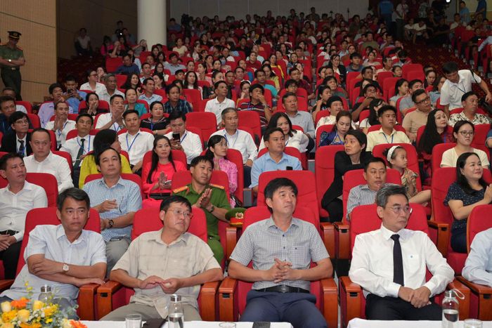 Đông đảo đại biểu và người dân đến xem khai mạc cuộc thi