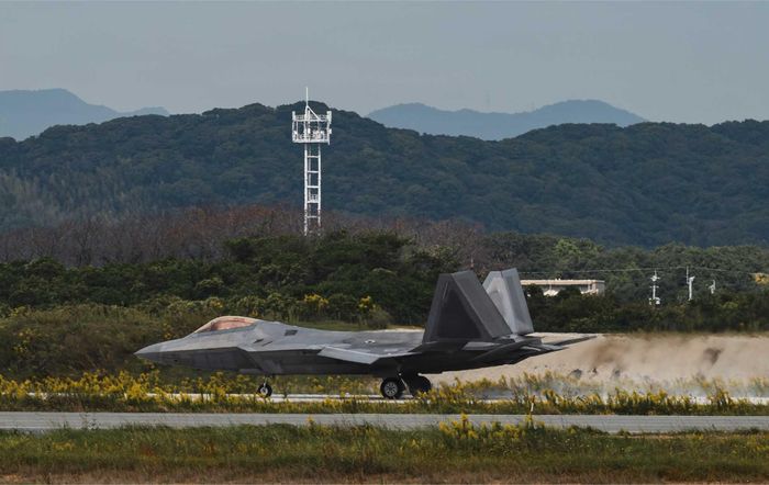Tiêm kích F-22 Raptor của Phi đội tiêm kích viễn chinh 525 hạ cánh xuống căn cứ Tsuiki, Nhật Bản ngày 19/10/2026. Ảnh: Bộ Quốc phòng Mỹ