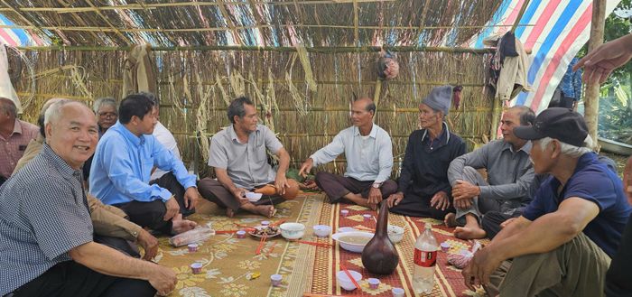 Già làng và người có uy tín, cao tuổi đón tiếp khách tại hìu wèr - “ngôi nhà”, thể hiện sự trọng thị, lòng hiếu khách và nét đẹp văn hóa cộng đồng người Cơ Ho Srê