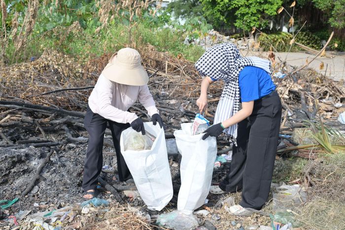 Sau khi thu gom sẽ phân loại rác tại nguồn, hạn chế sử dụng sản phẩm nhựa dùng một lần
