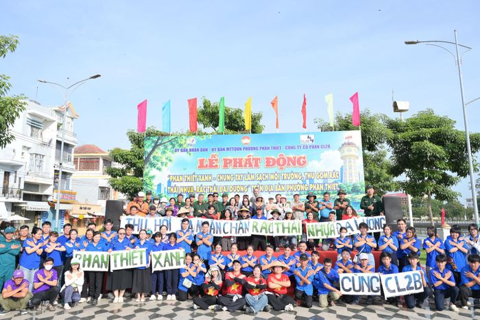 Lễ phát động “Phan Thiết xanh - Chung tay làm sạch môi trường” thu hút đông đảo người dân trên địa bàn phường tham gia