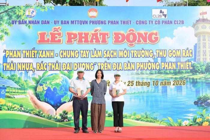 Lãnh đạo địa phương nhận quà từ nhà tài trợ
