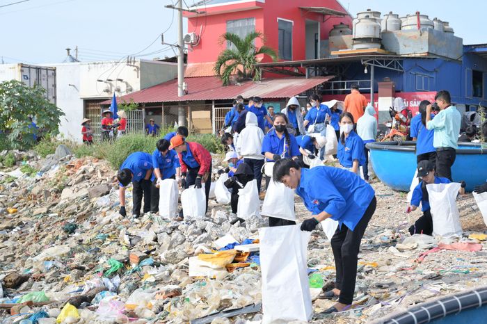 Ra quân thu gom rác thải tại khu vực Kè chắn sóng C2