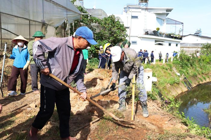 Người cao tuổi cũng nhiệt tình lao động để làm đẹp khu dân cư