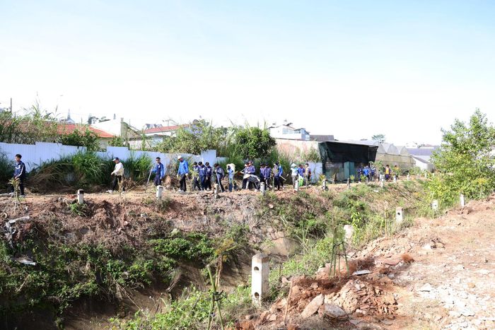Ra quân dọn dẹp vệ sinh