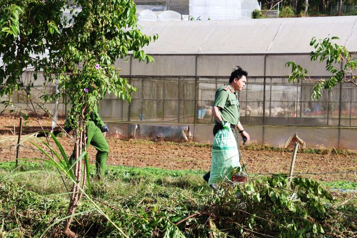 Công an phường Lâm Viên - Đà Lạt thu gom rác thải