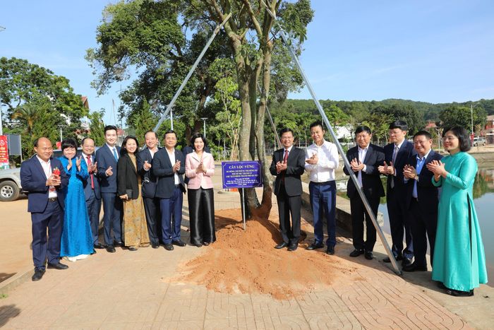 Đồng chí Phùng Thị Hồng Hà, Phó Bí thư Thành ủy, Chủ tịch HĐND thành phố Hà Nội cùng đồng chí Đinh Văn Tuấn, Phó Chủ tịch UBND tỉnh Lâm Đồng cùng lãnh đạo 2 địa phương chụp ảnh lưu niệm tại Công viên cảnh quan Hồ Ba Đình tại xã Nam Ban Lâm Hà