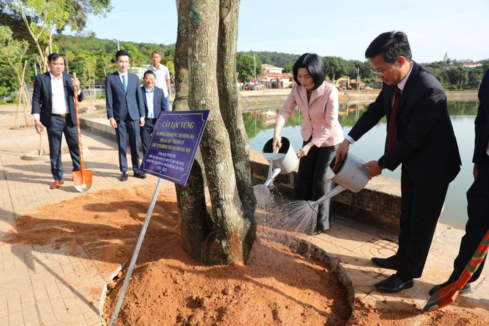 Đồng chí Phùng Thị Hồng Hà, Phó Bí thư Thành ủy, Chủ tịch HĐND thành phố Hà Nội cùng đồng chí Đinh Văn Tuấn, Phó Chủ tịch UBND tỉnh Lâm Đồng trồng cây lưu niệm tại Công viên cảnh quan Hồ Ba Đình tại xã Nam Ban Lâm Hà