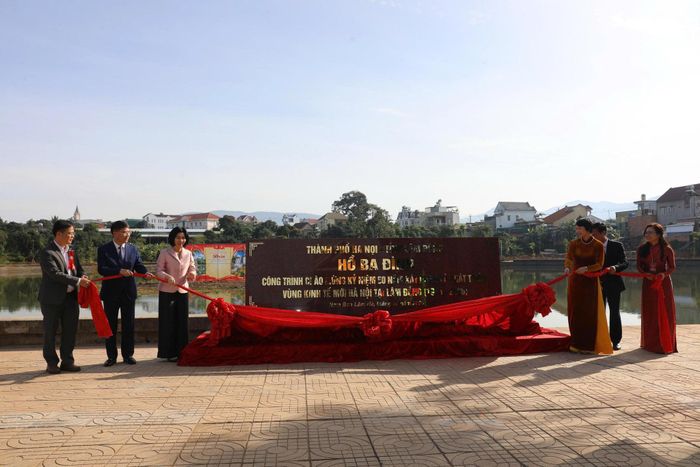 Các đồng chí lãnh đạo tỉnh Lâm Đồng và TP Hà Nội gắn biển công trình kỷ niệm Công viên cảnh quan Hồ Ba Đình tại xã Nam Ban Lâm Hà