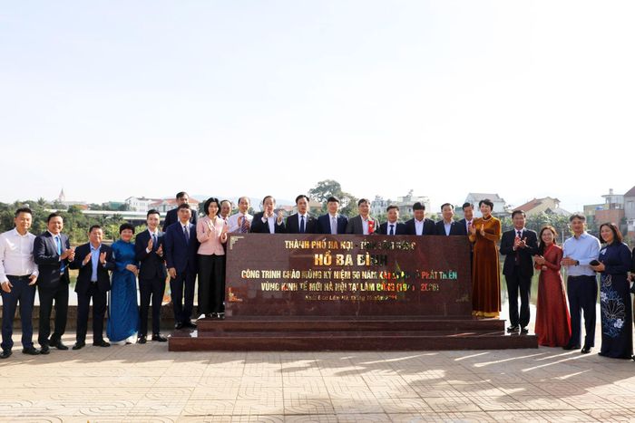 Các đồng chí lãnh đạo tỉnh Lâm Đồng và TP Hà Nội gắn biển công trình kỷ niệm Công viên cảnh quan Hồ Ba Đình tại xã Nam Ban Lâm Hà