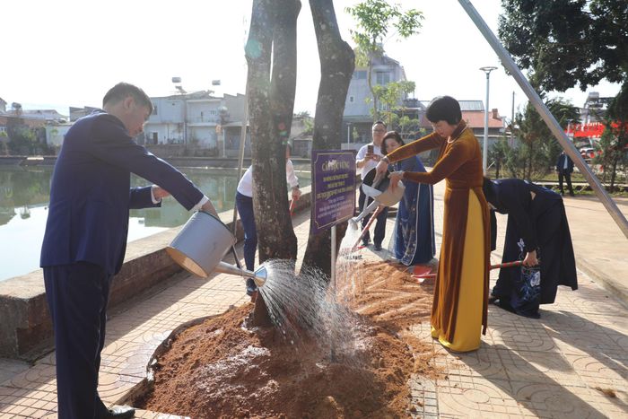 Đồng chí Phạm Thị Phúc, Phó Bí thư Tỉnh ủy, Chủ tịch Ủy ban MTTQ Việt Nam tỉnh Lâm Đồng cùng đồng chí Nguyễn Xuân Lưu, Ủy viên Ban Thường vụ Thành ủy, Phó Chủ tịch UBND thành phố Hà Nội trồng cây lưu niệm Công viên cảnh quan Hồ Ba Đình tại xã Nam Ban Lâm Hà