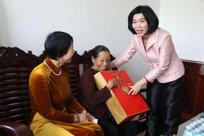 Đồng chí Phùng Thị Hồng Hà, Phó Bí thư Thành ủy, Chủ tịch HĐND TP Hà Nội, Phó trưởng Đoàn ĐBQH TP Hà Nội trao tặng quà cho các hộ gia đình có hoàn cảnh khó khăn tại xã Nam Ban Lâm Hà