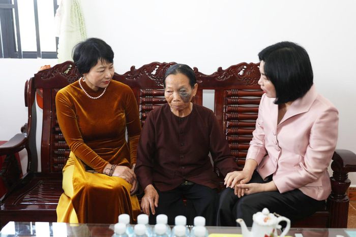 Đồng chí Phùng Thị Hồng Hà, Phó Bí thư Thành ủy, Chủ tịch HĐND TP Hà Nội, Phó trưởng Đoàn ĐBQH TP Hà Nội cùng đồng chí Phạm Thị Phúc, Phó Bí thư Tỉnh ủy, Chủ tịch Ủy ban MTTQ Việt Nam tỉnh Lâm Đồng (bìa trái) thăm hỏi đời sống, động viên các hộ tiếp tục nỗ lực vượt qua khó khăn, vươn lên trong cuộc sống