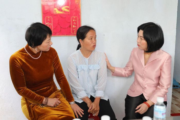 Đồng chí Phùng Thị Hồng Hà, Phó Bí thư Thành ủy, Chủ tịch HĐND TP Hà Nội, Phó trưởng Đoàn ĐBQH TP Hà Nội (bìa phải) thăm hỏi đời sống, động viên các hộ tiếp tục nỗ lực vượt qua khó khăn, vươn lên trong cuộc sống